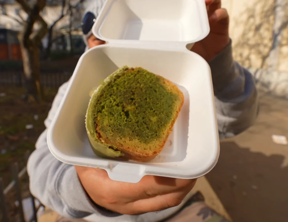 Zeschnięty chlebek bananowy z About Matcha pokazywany do kamery