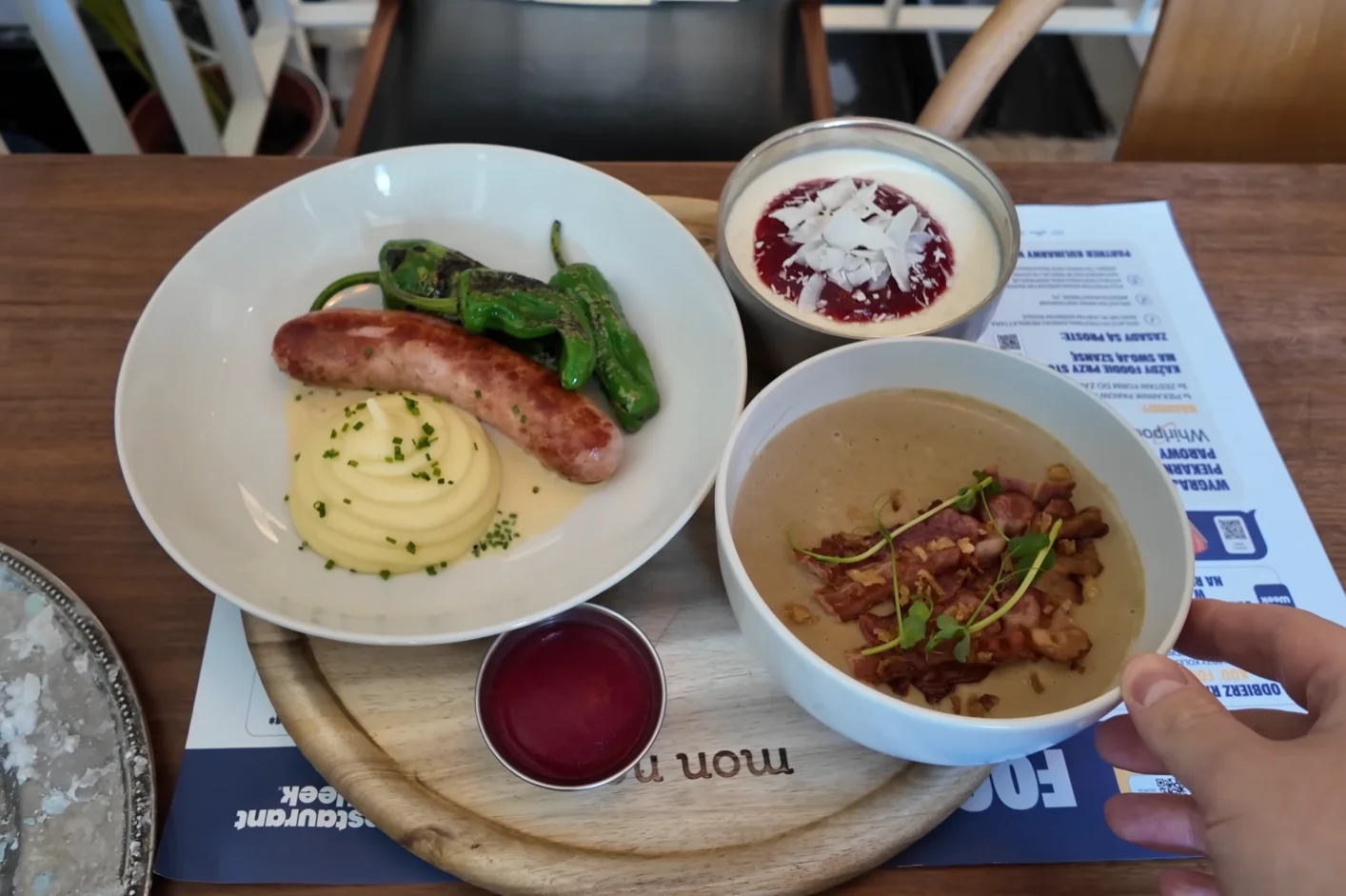 Mon Nom Bistro — menu mięsne: krem z grzybów, kiełbaska z papryczkami i purée ziemniaczanym, panna cotta